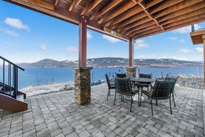Outdoor dining - Stunning Lake/Mtn. View - 3 Bedroom Cozy House at La Casa Resorts (West Kelowna)