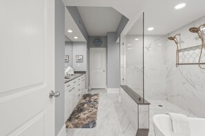 Combined shower/bathtub, hair dryer, towels - Newly Updated Modern Fifth Floor Condo with Gulf Coast Views! Complimentary Boat Slip! (Orange Beach)