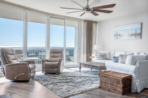 Smart TV, lettore DVD, tavolo da ping pong, libri