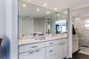 Combined shower/tub, free toiletries, hair dryer, towels