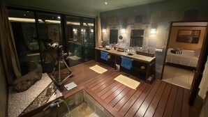 Une salle de bain moderne avec un meuble-lavabo en bois, deux vasques et un grand miroir.