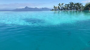 Una piscina al aire libre, una piscina climatizada