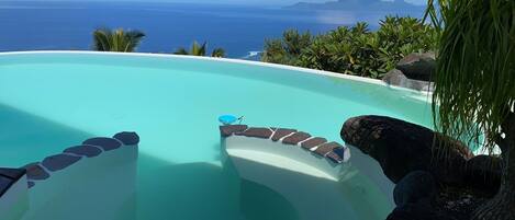 Utomhuspool och uppvärmd pool