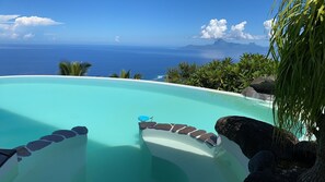 Una piscina al aire libre, una piscina climatizada
