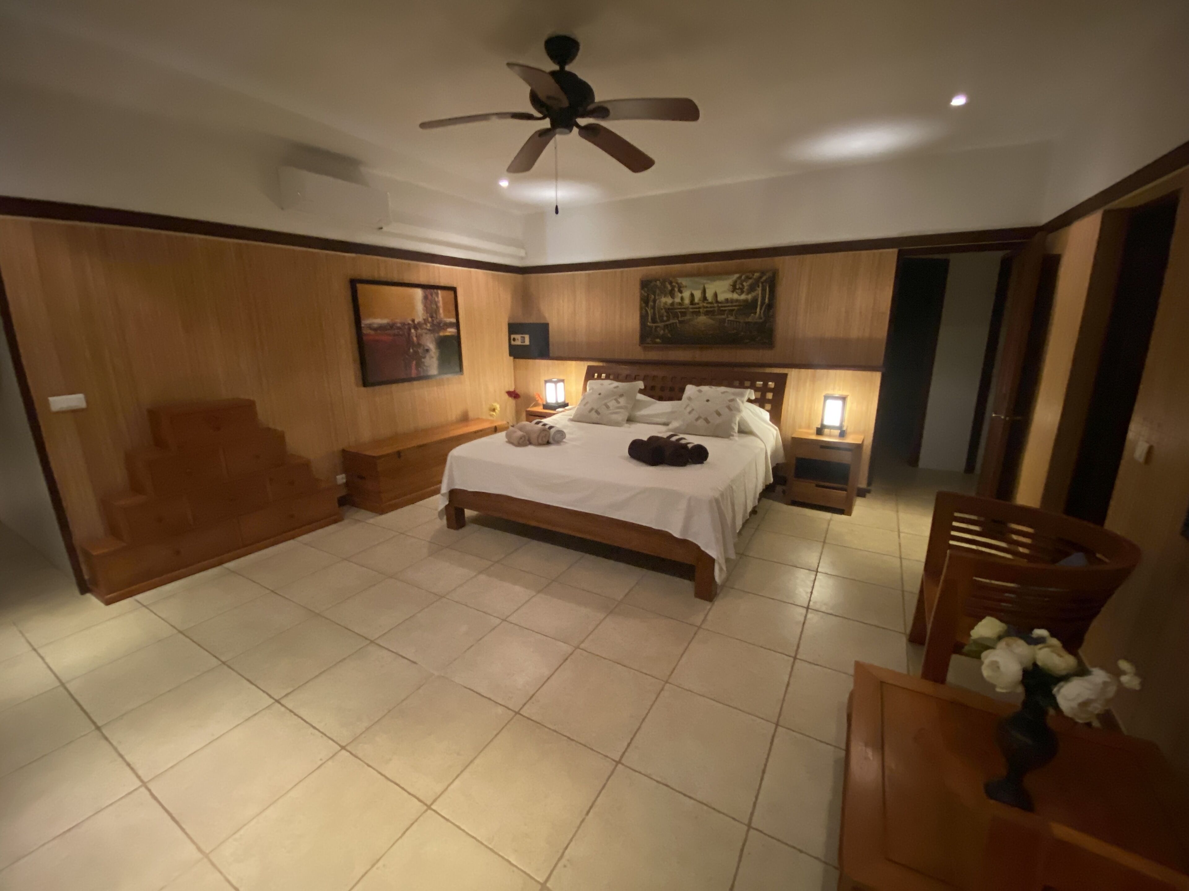 4 soverom, safe på rommet, strykejern/-brett og wi-fi (inkludert)