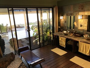Interior - Villa Paradise Tahiti, an extraordinary view with a pool and jacuzzi & free car (Puna'auia)