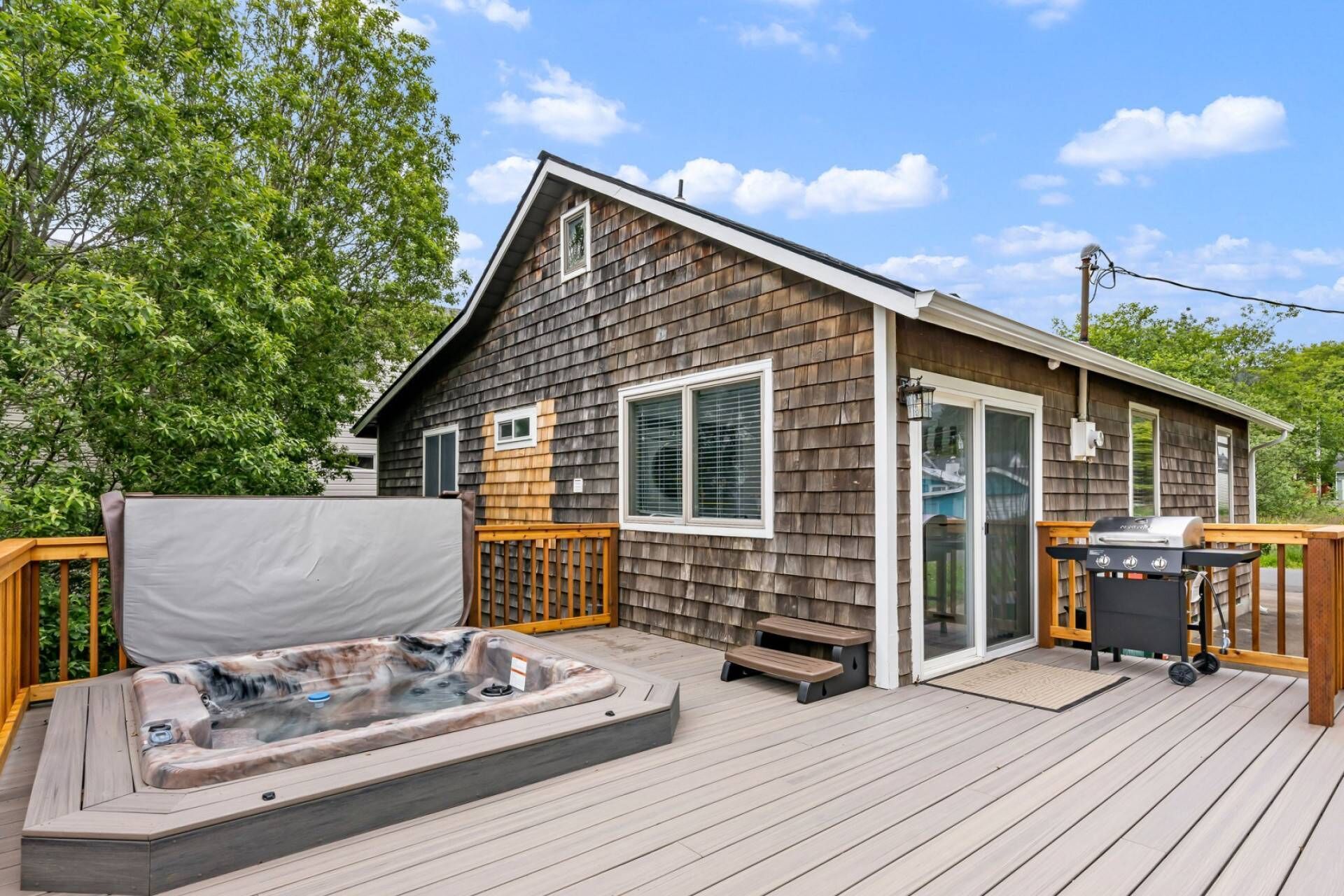 Gorgeous Décor and Furnishing Throughout, Hot Tub, Walk to downtown Rockaway and Beach