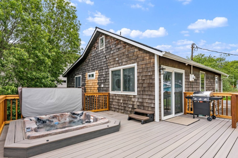 Gorgeous Décor and Furnishing Throughout, Hot Tub, Walk to downtown Rockaway and Beach