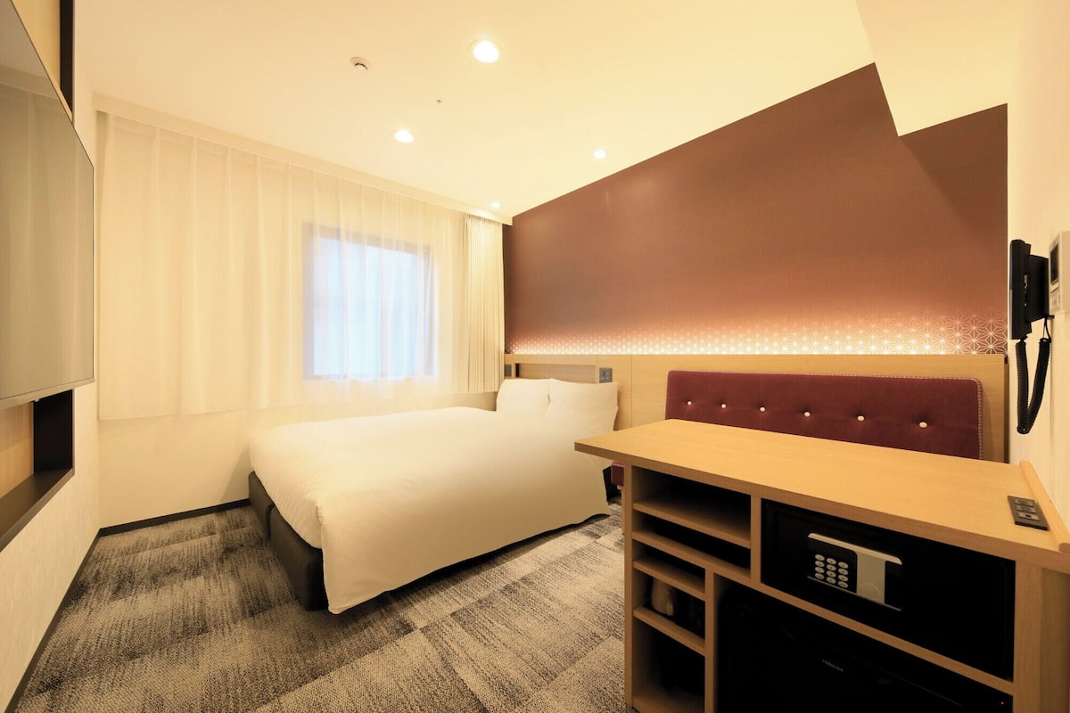 Kamar Double | Selimut bulu angsa, meja kerja, tirai kedap cahaya, dan Wi-Fi gratis