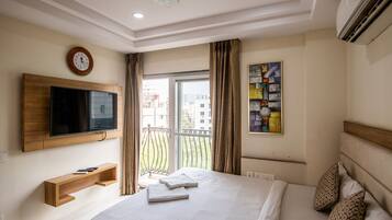 Deluxe Room, Balcony | Egyptian cotton sheets, premium bedding, memory-foam beds, minibar