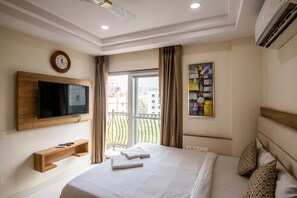 Habitación Deluxe, balcón | Sábanas de algodón egipcio y ropa de cama de alta calidad