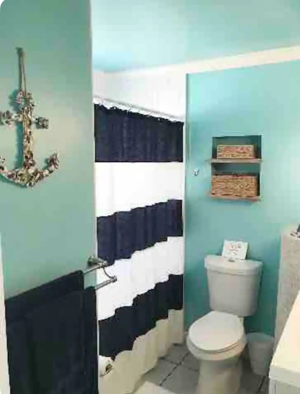 Duschwanne, Haartrockner, Handtücher, Seife