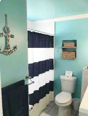 Combinació de dutxa i banyera, assecador de cabells, tovalloles i sabó