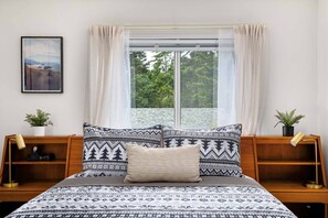 2 bedrooms, iron/ironing board, WiFi