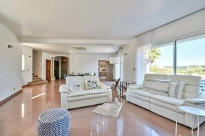 Télévision, cheminée, table de tennis de table