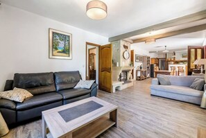 Télévision, cheminée, table de tennis de table