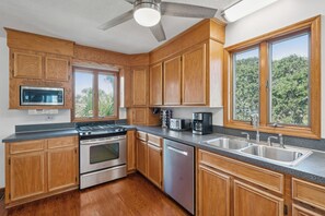 冰箱、微波炉、烤箱、炉灶