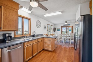 冰箱、微波炉、烤箱、炉灶