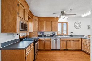 冰箱、微波炉、烤箱、炉灶