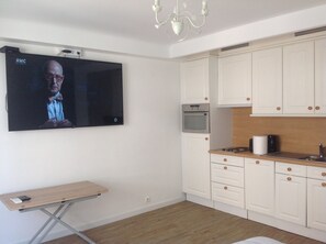 Réfrigérateur, micro-ondes, four, plaque de cuisson