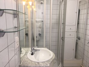 Shower, hair dryer, towels, soap - Studio rue d'antibes (Cannes)