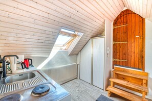 Réfrigérateur, micro-ondes, bouilloire électrique