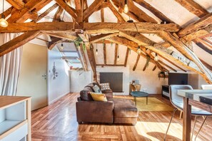 TV - Apartment Under the Roof (Bouchemaine)