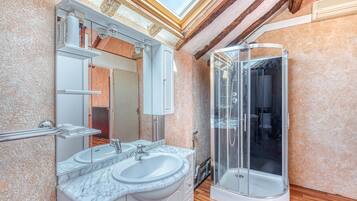 Een douche, handdoeken