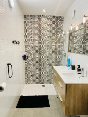 Shower, hair dryer, towels, soap - Loft24 all-inclusive air-conditioned (Ussat)