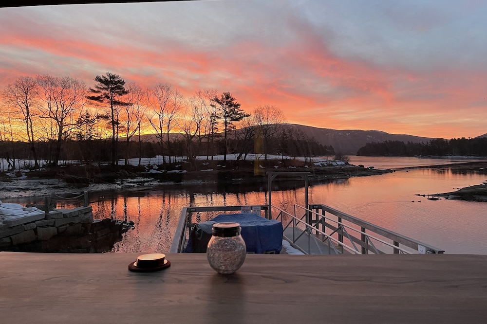 New Stunning Waterfront, Acadia National Park as your Backyard.
