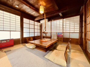Dining - Your home, Kawakaze, located on the riverside, an old private house where you can feel the wind of the river. (西牟婁郡白浜町日置)