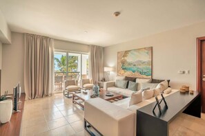 TV, offices - Apartment with ocen view at Punta Palmera Cb4 (Punta Cana)