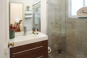Dusche, Haartrockner, Handtücher, Seife