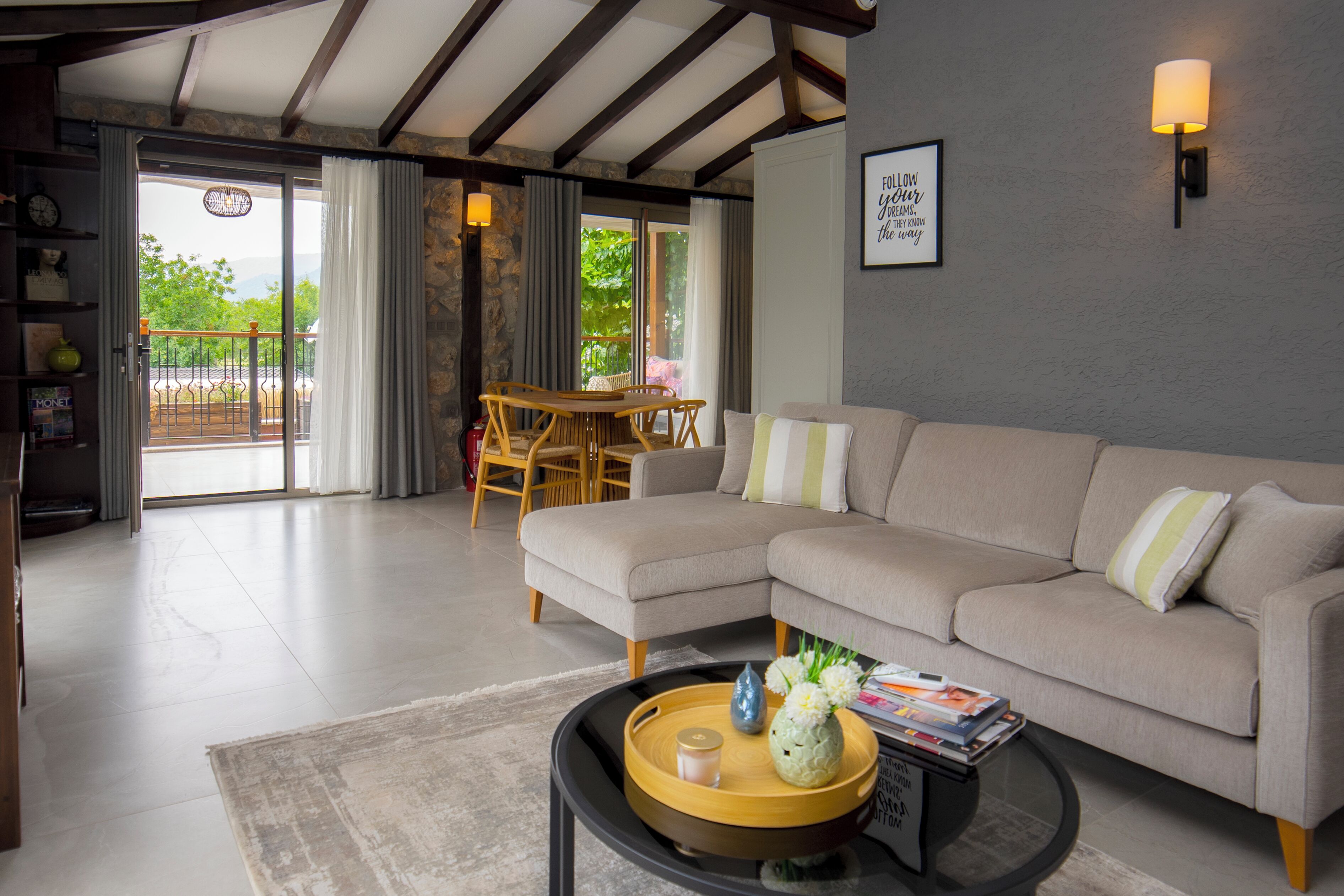 Villa Sky | Wohnbereich | 55-Zoll-LED-Fernseher mit Satellitenempfang, Fernseher