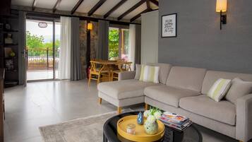 Villa Sky | Wohnbereich | 55-Zoll-LED-Fernseher mit Satellitenempfang, Fernseher