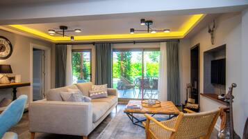 Villa Joy | Oleskelualue | 55–tuumainen LED-televisio, jossa satelliittikanavat