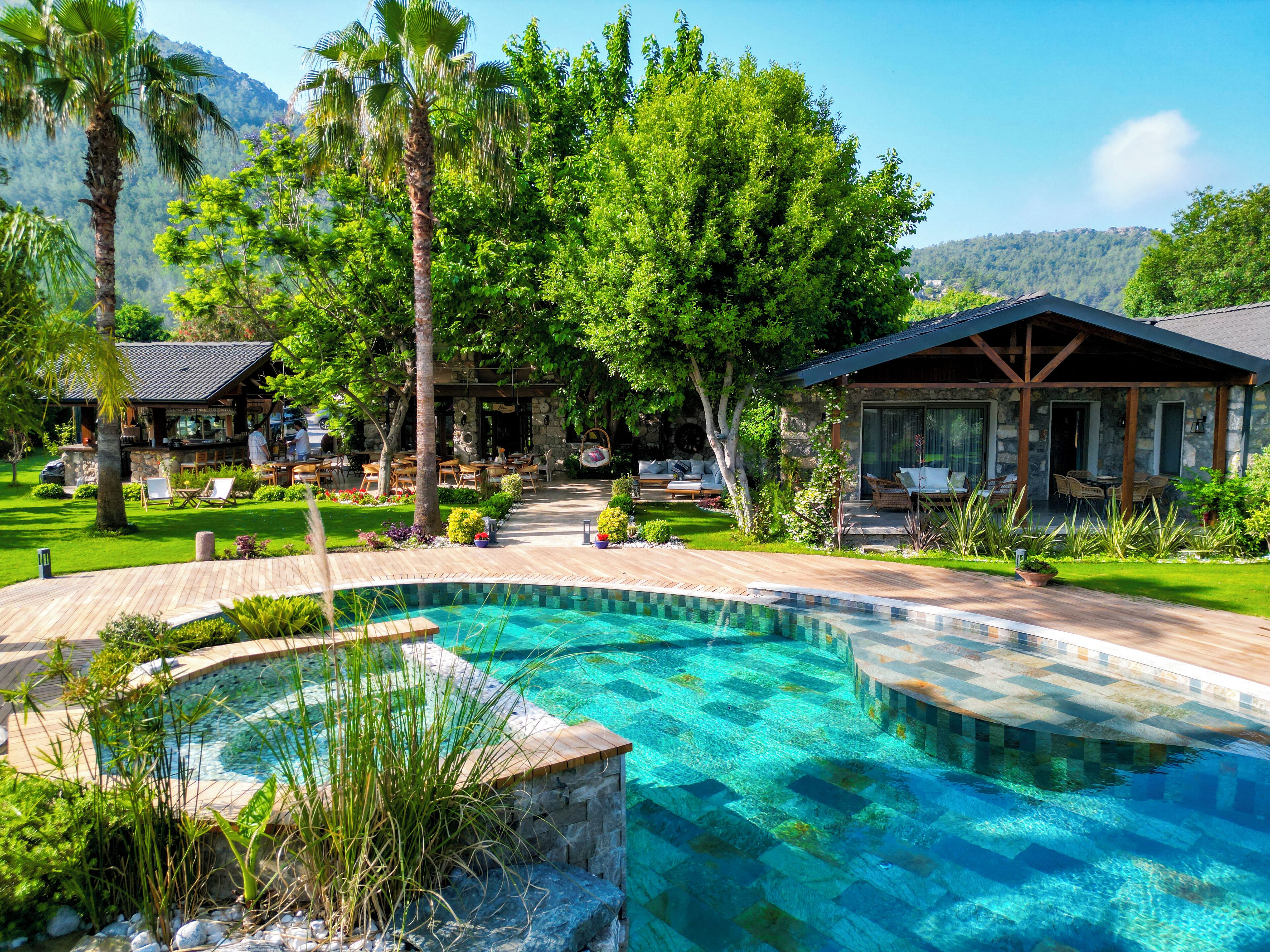 Hồ bơi ngoài trời phục vụ theo mùa 