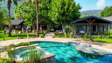 Piscine extérieure (ouverte en saison)