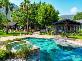 Una piscina al aire libre de temporada