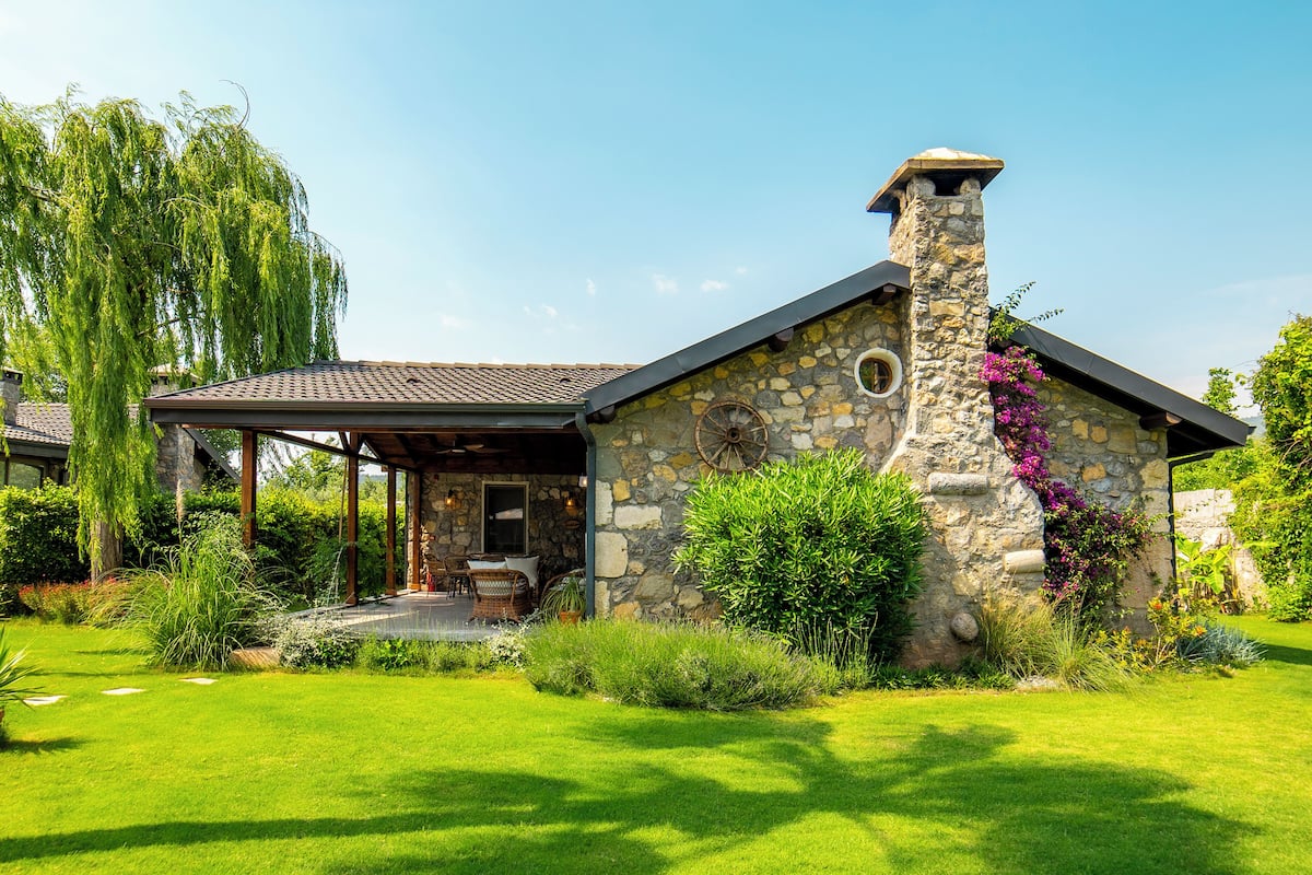 Villa Sunshine | Bộ đồ giường cao cấp, két bảo mật tại phòng, bàn, màn/rèm cản sáng 
