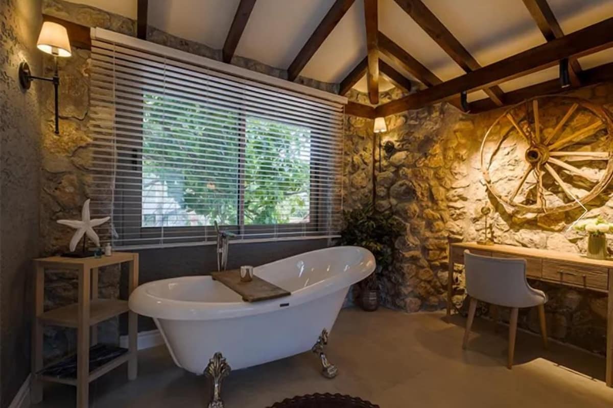Bathroom | Free toiletries, hair dryer, bathrobes, slippers