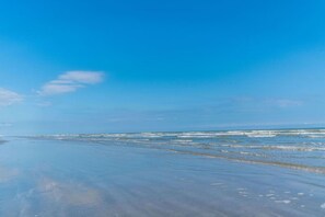 A beach with clear skies and gentle waves. - Great location, spacious yard, & coffee bar (Galveston)