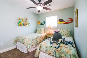 3 chambres, bureau, fer et planche à repasser, lit de bébé portatif