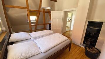 3 bedrooms, travel crib, internet, bed sheets