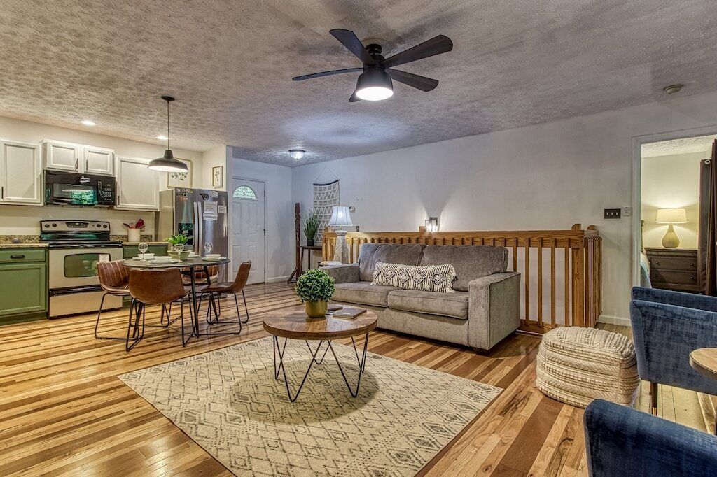 Charming 2BD Near TOWN! HOT TUB + Resort Pools