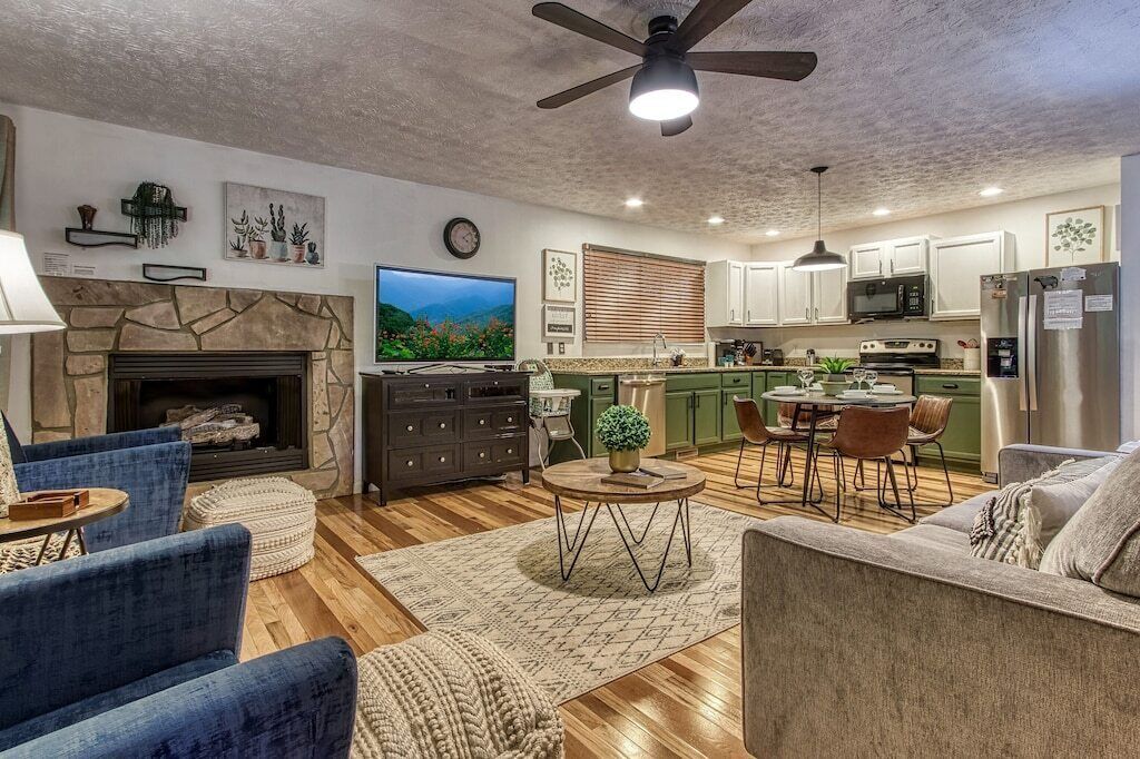 Charming 2BD Near TOWN! HOT TUB + Resort Pools