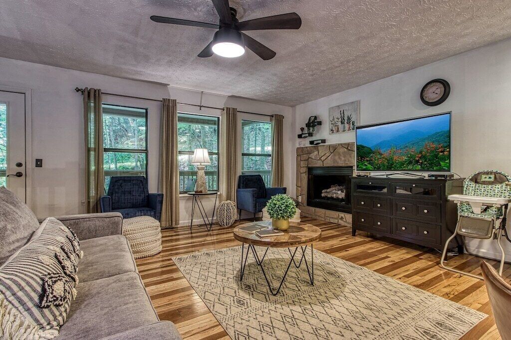 Charming 2BD Near TOWN! HOT TUB + Resort Pools