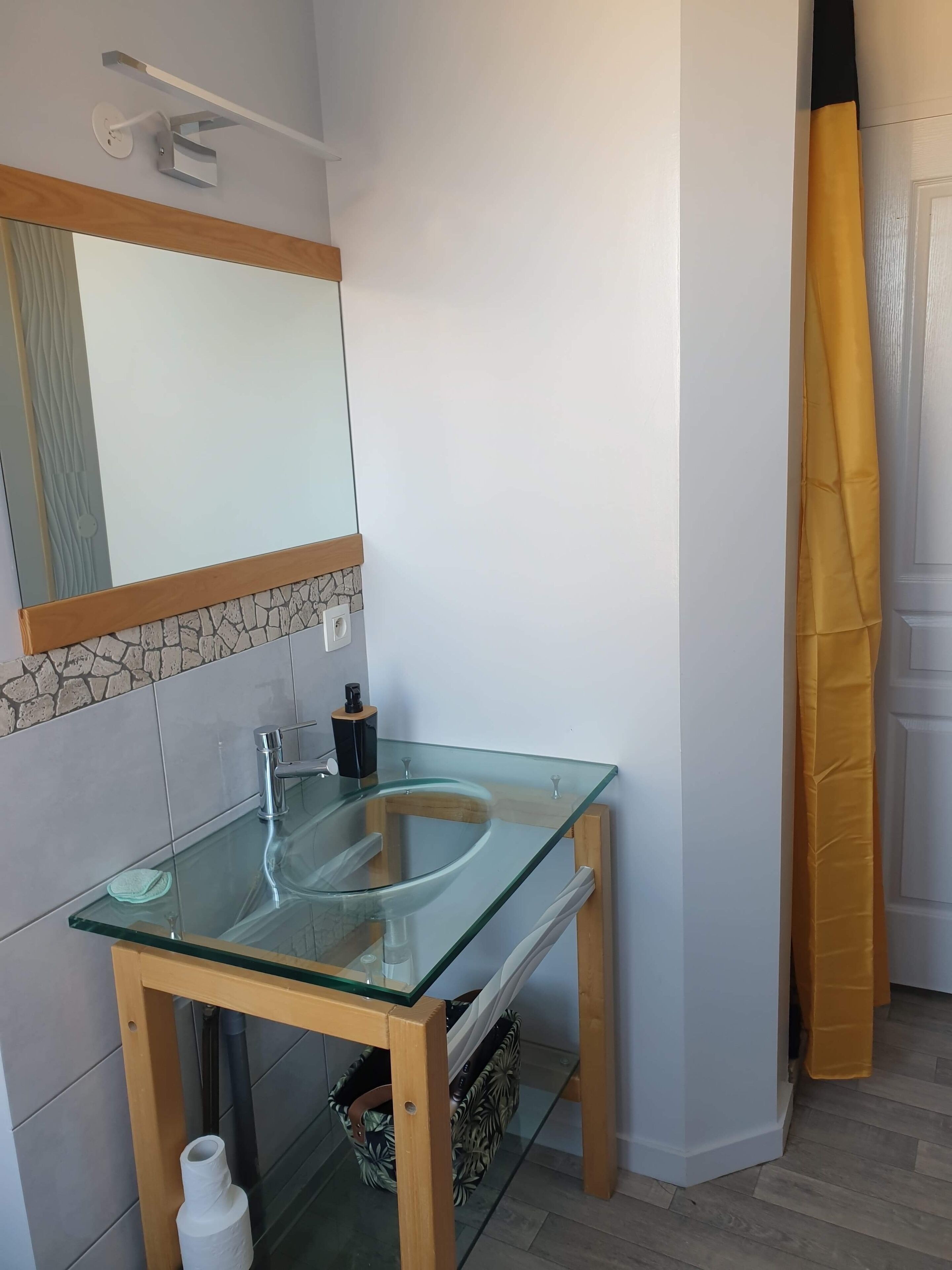 Superb jungle studio downtown Gannat.