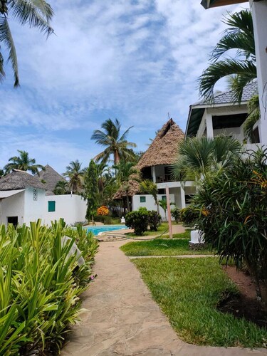 Miwa Budget Apartments 5mins less walk to beach(single budget rooms)