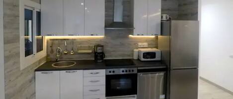 Jääkaappi, mikroaaltouuni, uuni, liesi